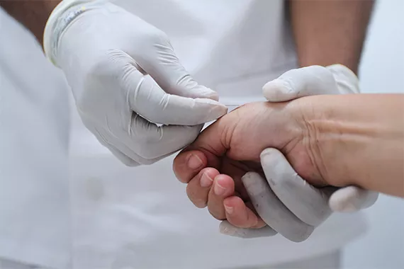 Arzt nimmt Blutproben von einem Patienten