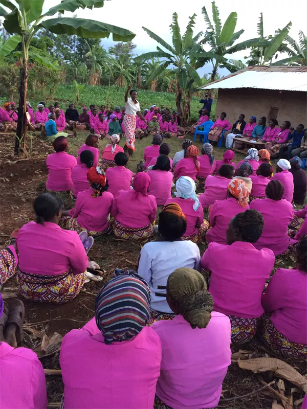 Eine Mitarbeiterin von Familia Nawiri spricht auf einem Dorfplatz in Kenia mit dem Rat der Frauen