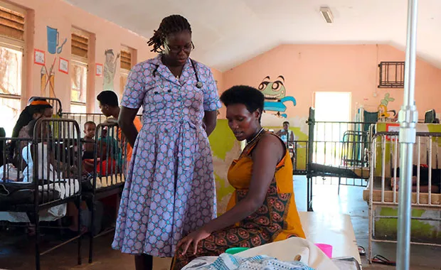 Ärztin und Patienten in einem Krankenhaus in Uganda (Foto: Alexandra Rupp)
